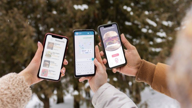 смартфоны в руках